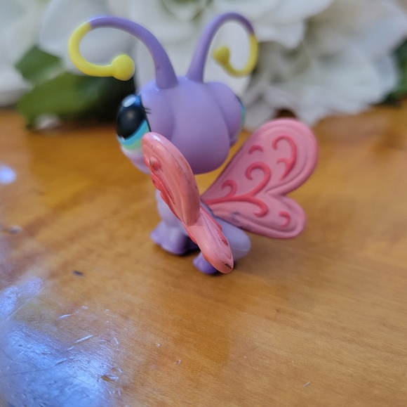 Littlest Pet Shop LPS #93 Purple Butterfly Blue Eyes Pink Wings 2005 - Picture 6 of 10